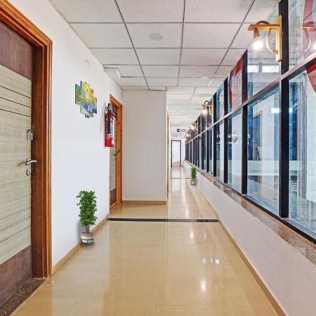 Hotel Solitaire, Best Luxurious Hotel Ac Rooms In スーラト エクステリア 写真
