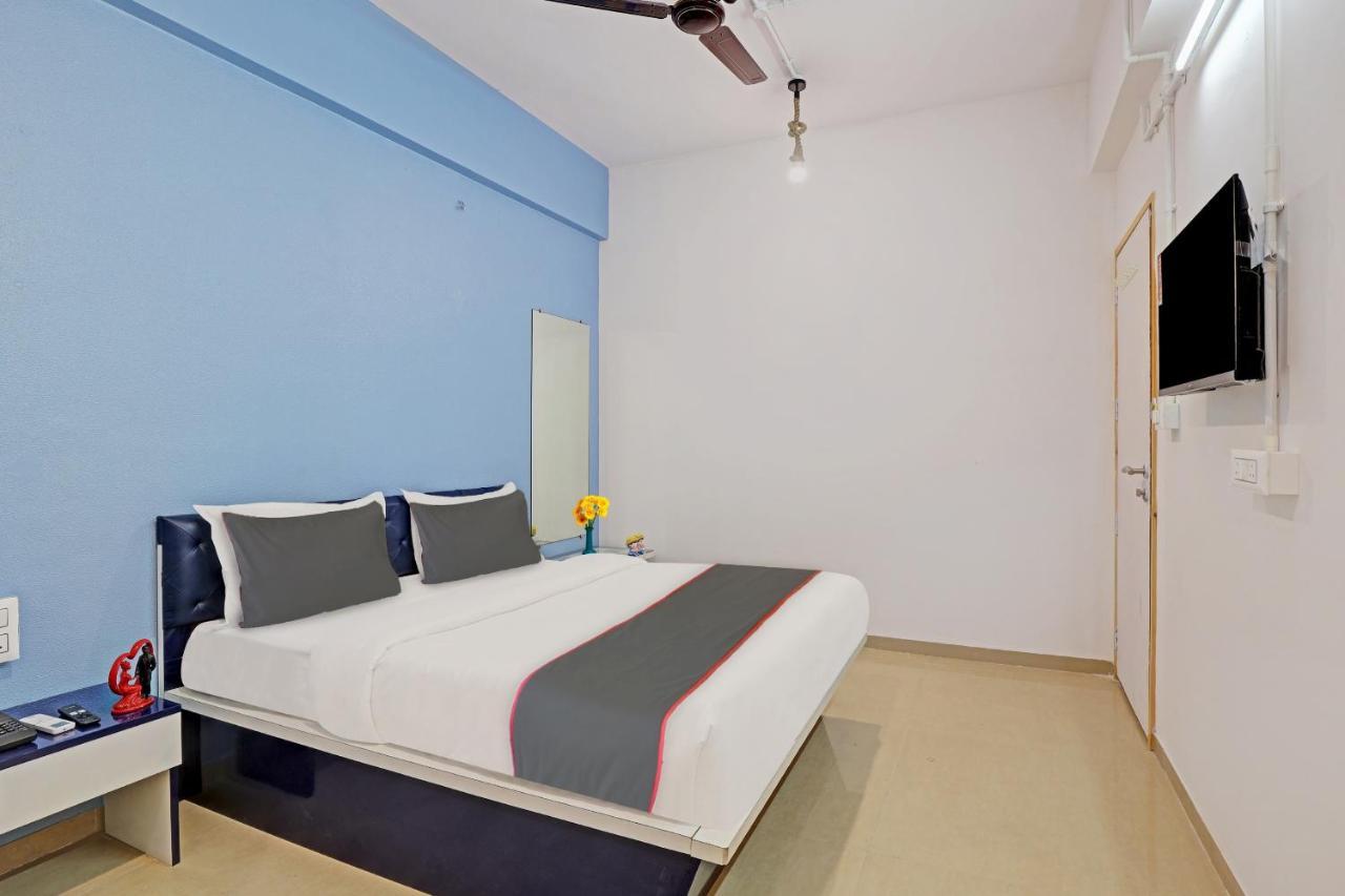 Hotel Solitaire, Best Luxurious Hotel Ac Rooms In スーラト エクステリア 写真